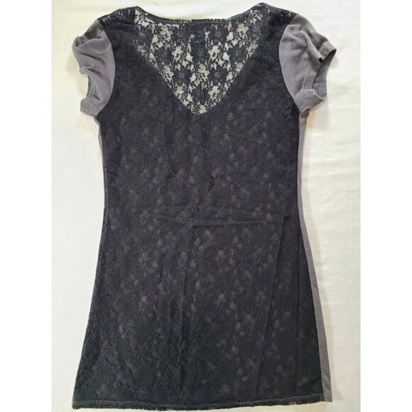 Wet Seal Gray Lace Back Tee Size S Purple Floral V-Neck Stretch Casual Top - Picture 3 of 7